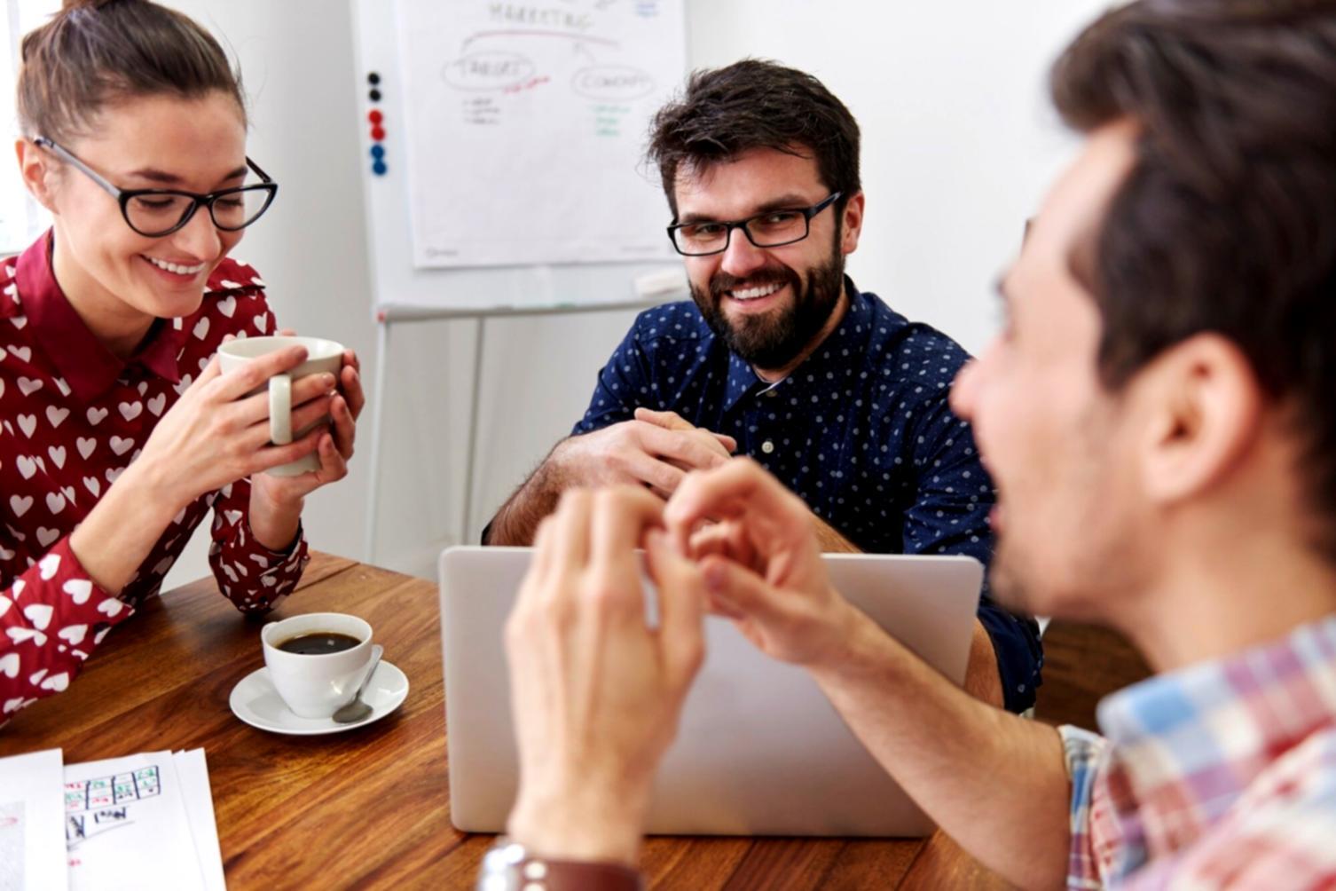 Session de webinaire en cours avec présentation de tableaux financiers