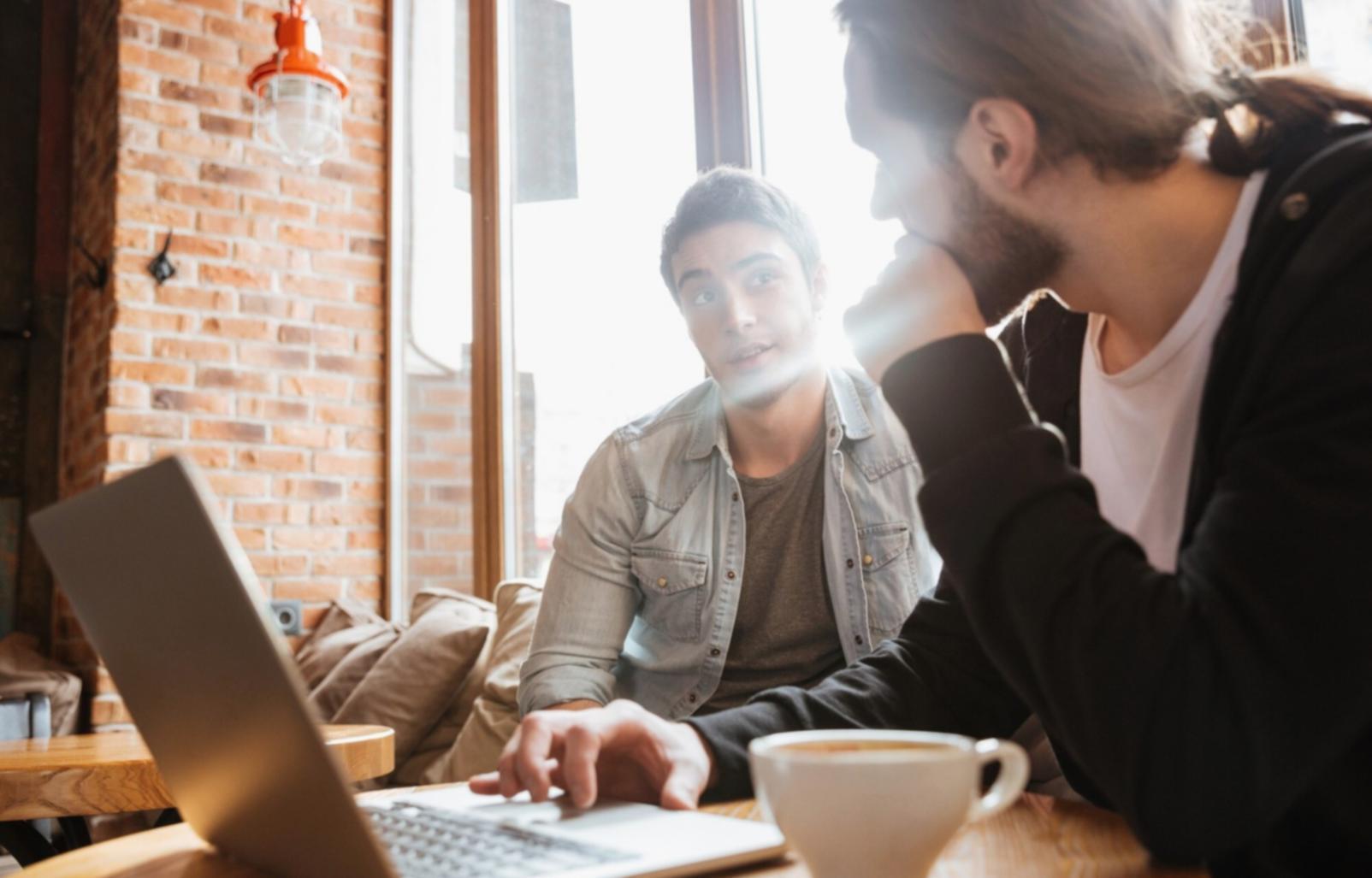 Équipe travaillant sur des analyses de liquidité